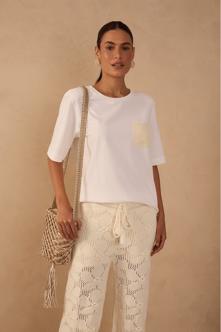 Blusa Básica Bolso Bordado