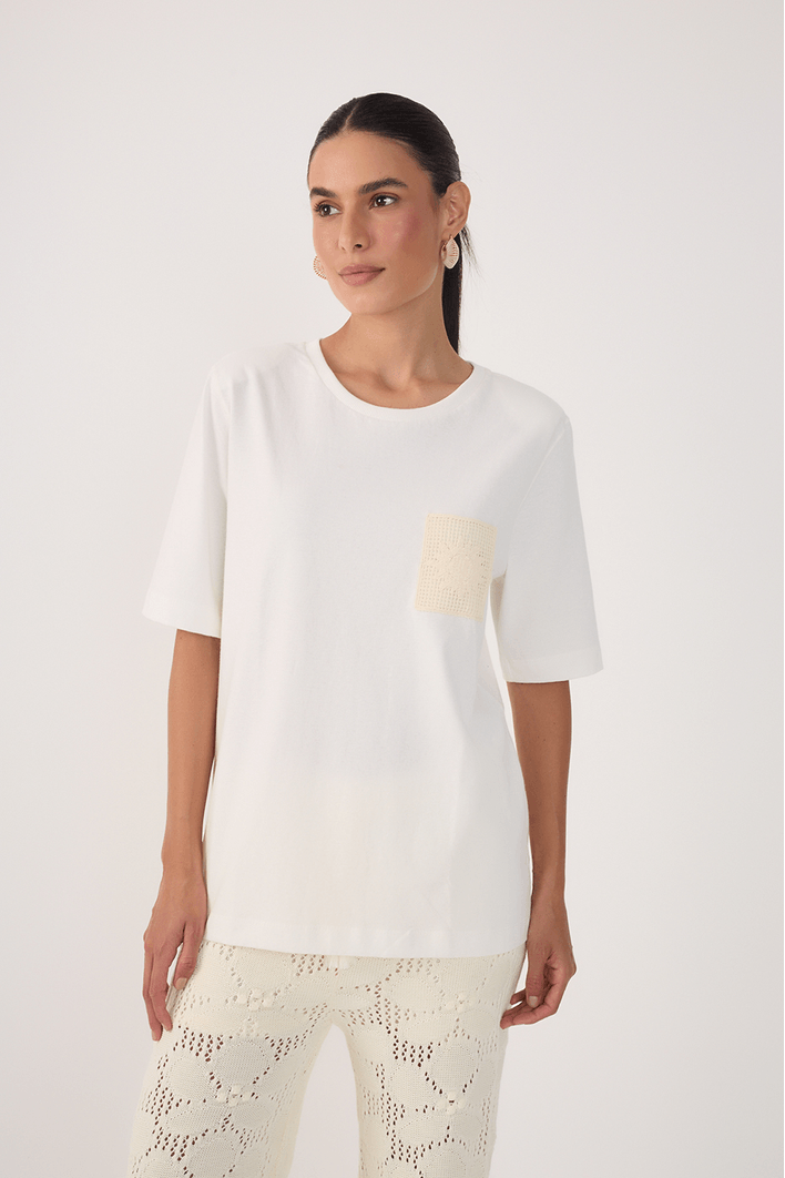 Blusa Básica Bolso Bordado