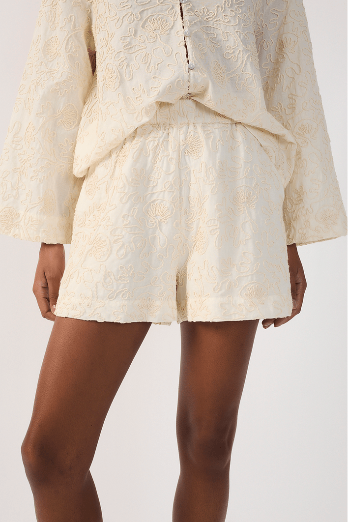 Short Franzido Bordado Cadarço