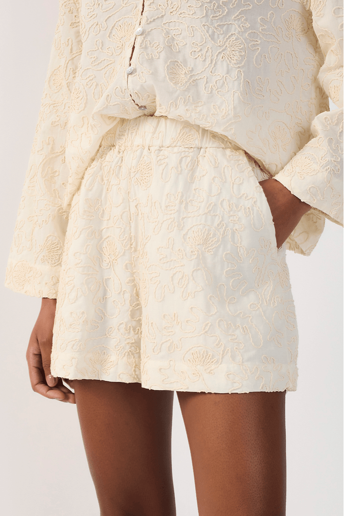 Short Franzido Bordado Cadarço