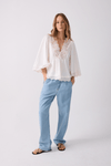 Calça Jeans Reta Detalhe Prega