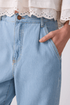 Calça Jeans Reta Detalhe Prega