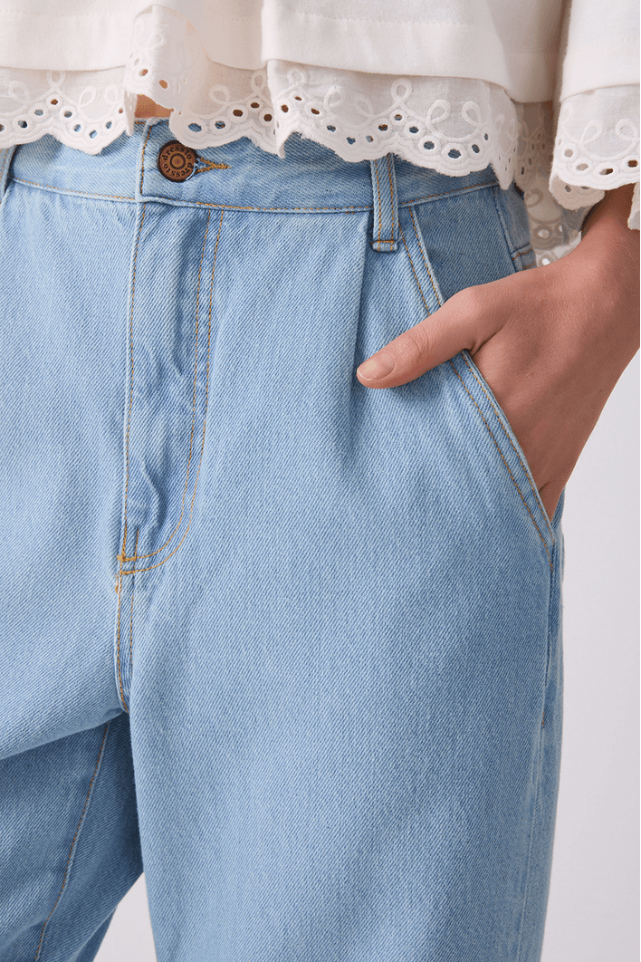 Calça Jeans Reta Detalhe Prega