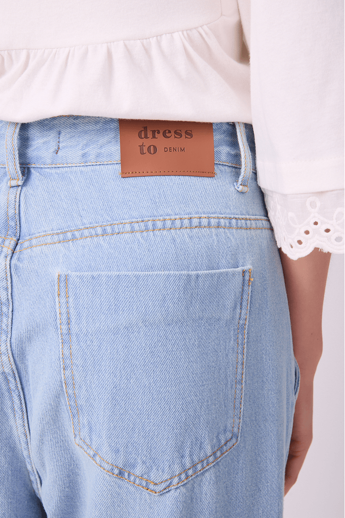 Calça Jeans Reta Detalhe Prega