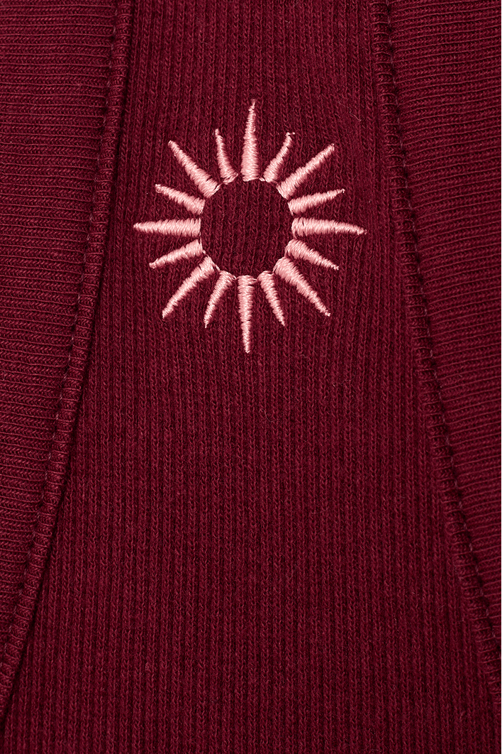 Camiseta Básica Bordado Sol Costas