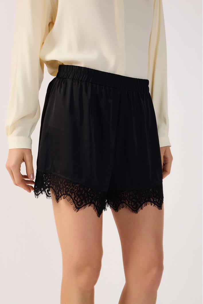 Short Cetim Com Renda