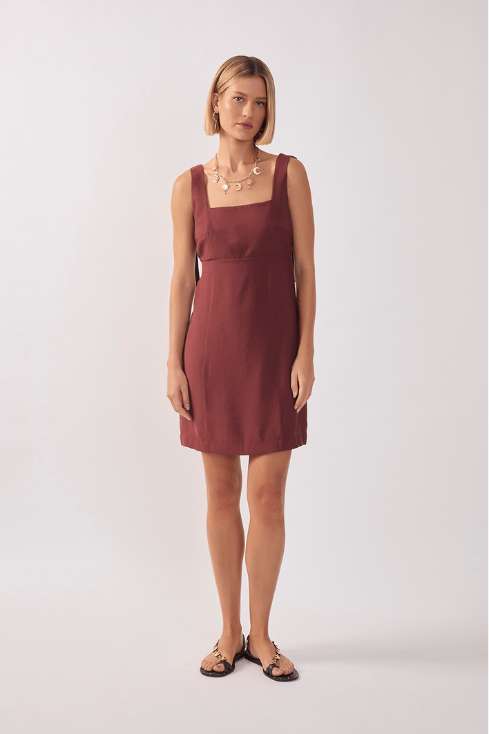 Vestido Curto Recortes