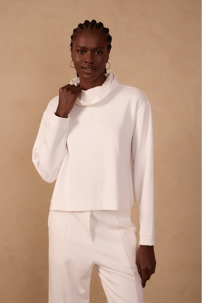 Blusa Gola Alta Bordado Sol