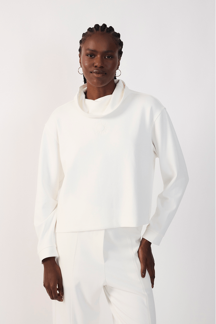 Blusa Gola Alta Bordado Sol