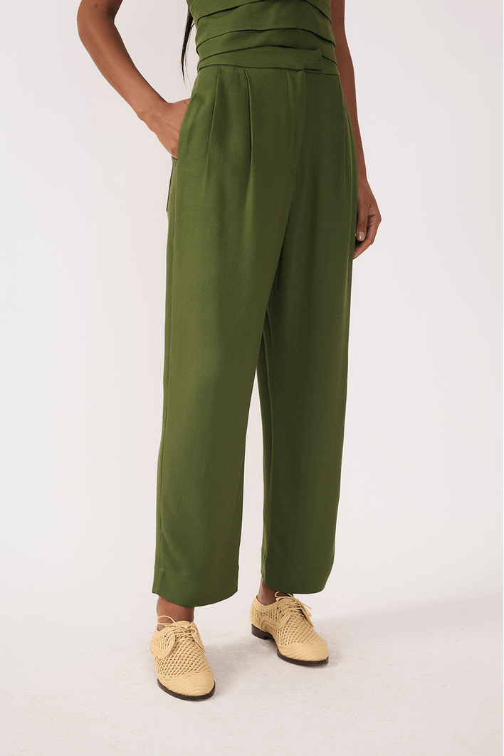 Calça Cenoura Pregas