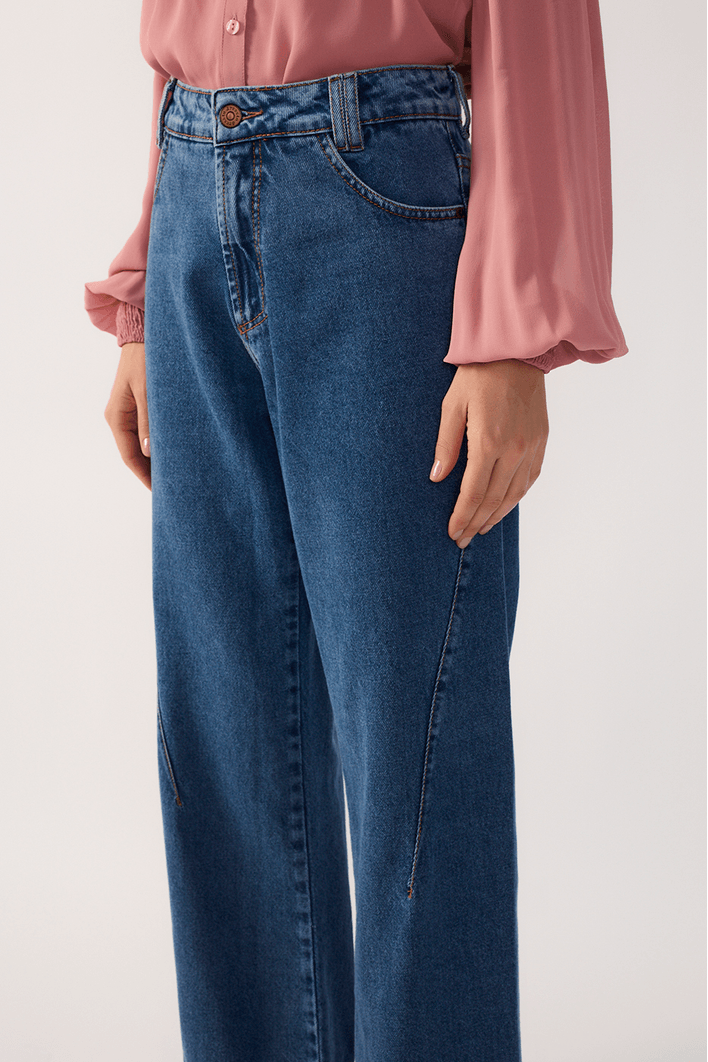 Calça Jeans Reta Costura Deslocada