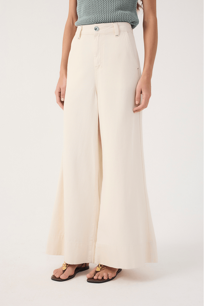 Calça Sarja Pantalona Detelhe Botão