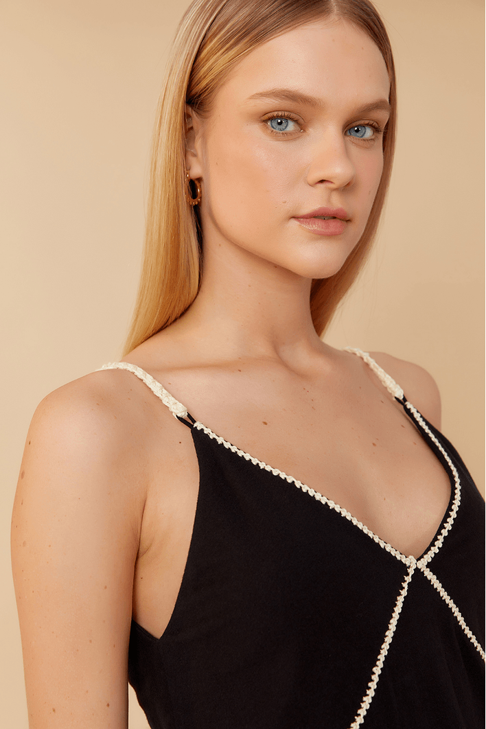 Vestido Recortes Com Bordado