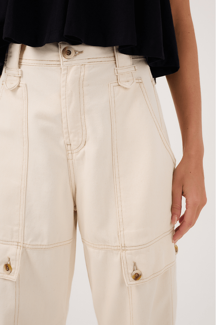 Calça Sarja Detalhe Recortes