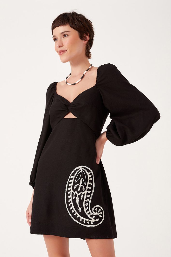 Vestido Curto Linho Bordado