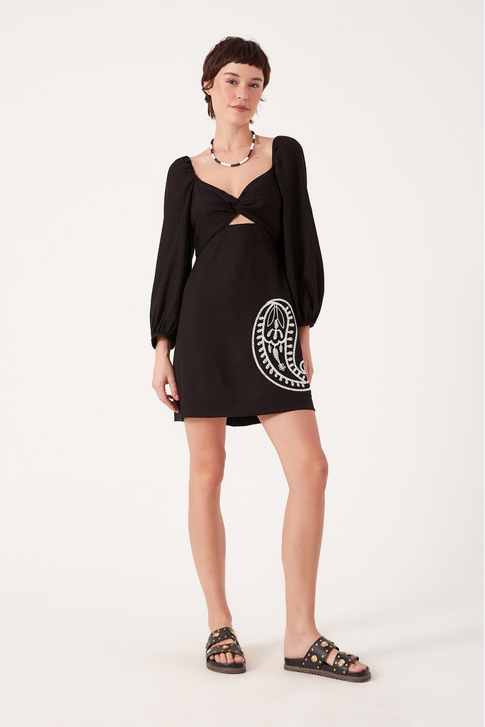 Vestido Curto Linho Bordado