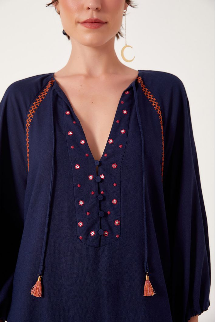 Vestido Curto Linho Com Pala Bordada