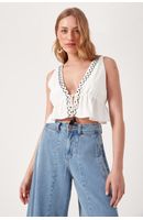 Blusa Linho Decotada Bordada