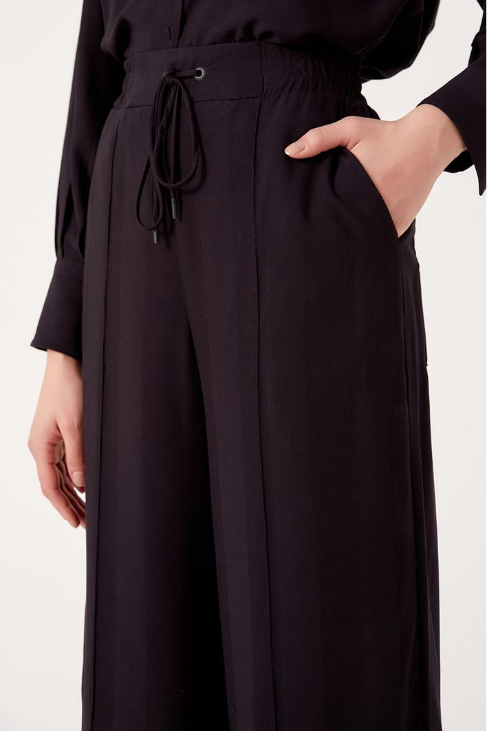 Calça Pantalona Nervura Perna