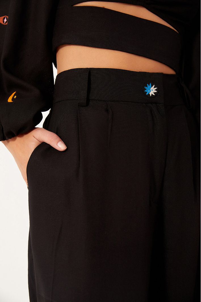 Calça Cenoura Linho Bordada Mystic