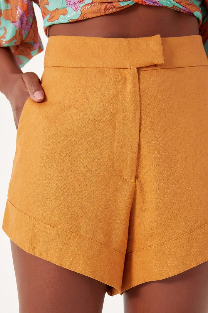 Short Linho Barra Inclinada