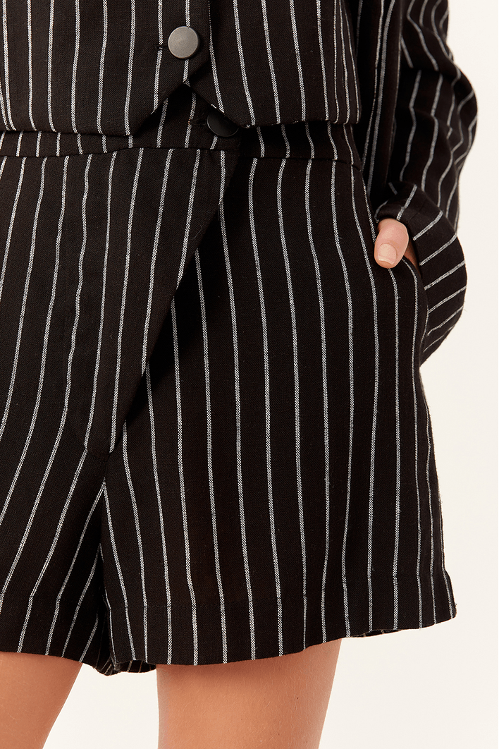 Short Risca de Giz Cos Transpassado