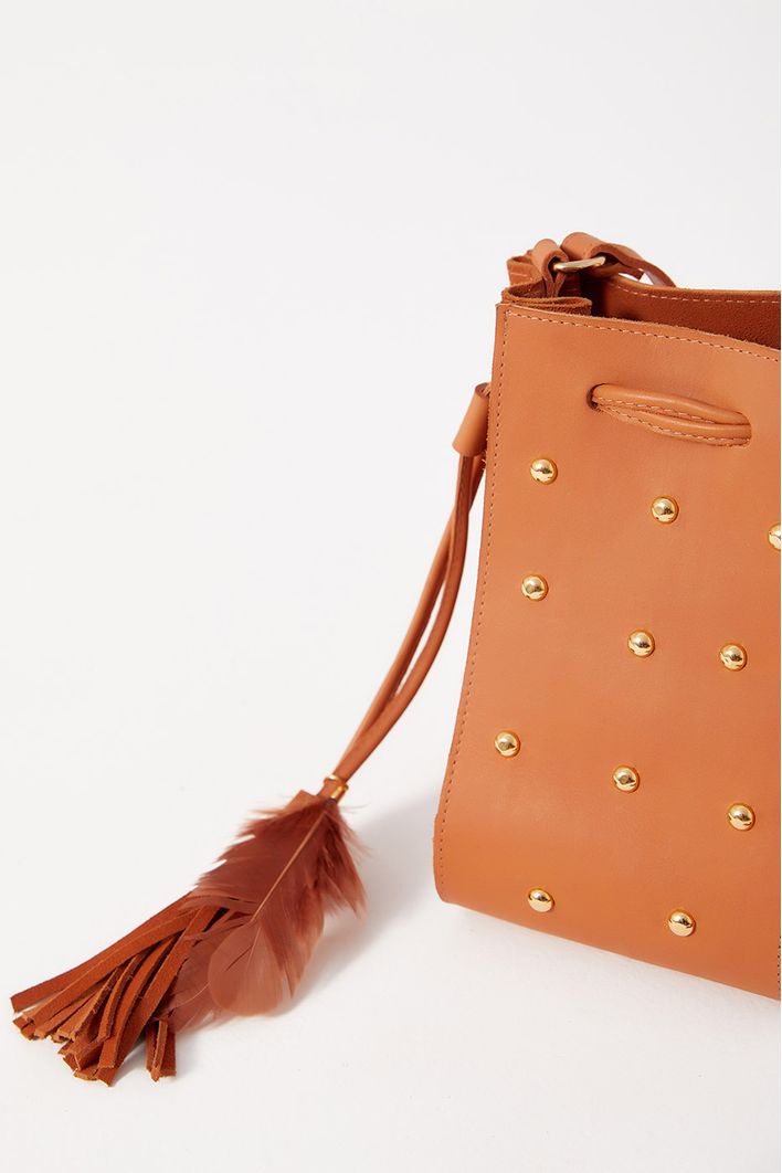 Bolsa Bucket Camurça Tachas