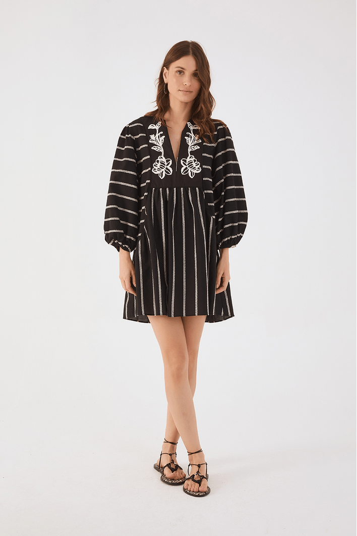 PRÉ-VENDA | Vestido Curto Algodão Pespontado Bordado