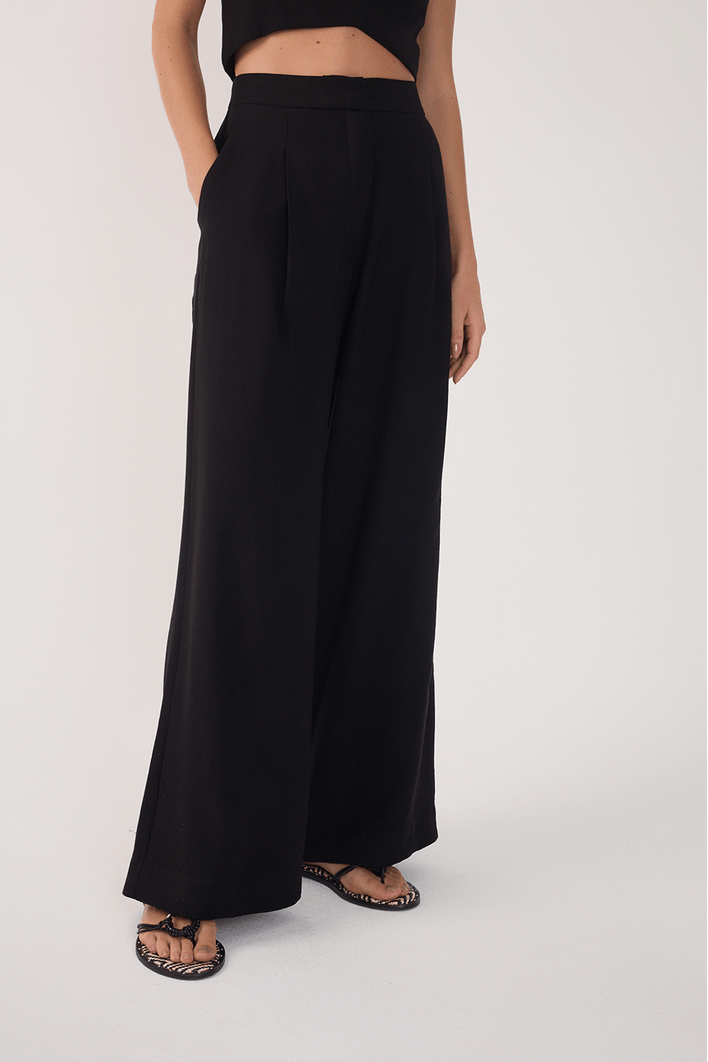 Calça Pregas Bolso Com Lapela