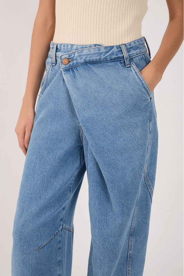 Calça Jeans Barrel Transpassada