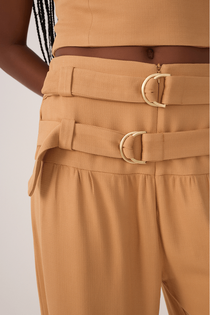 Calça Pala Larga Fivelas