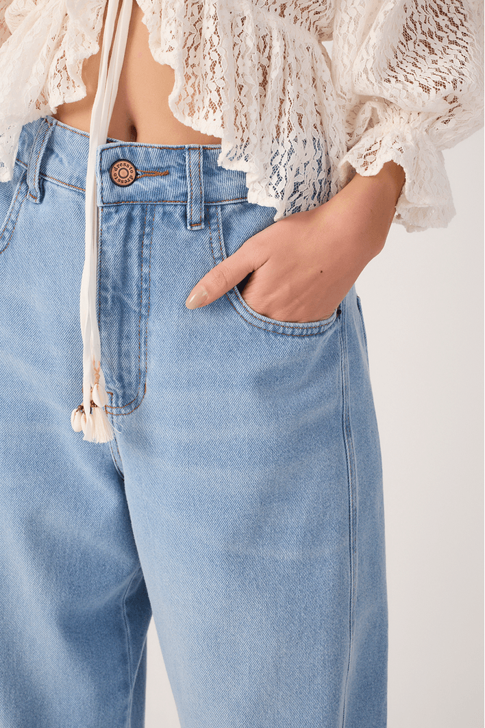 Calça Jeans Barrel Barra Desfiada