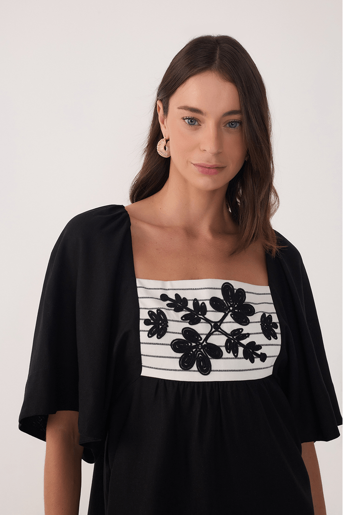 Vestido Curto Linho Pala Bordada