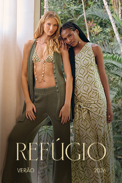 Banner da coleção Refúgio Verão 2026 da marca Dress To. Duas modelos estão posicionadas lado a lado em cenário tropical com vegetação ao fundo. À esquerda, uma modelo loira veste um conjunto de crochê verde com top e calça ampla. À direita, modelo negra com tranças usa vestido longo estampado em tons de verde e off-white. O texto “REFÚGIO VERÃO 2026” aparece em fonte elegante no canto inferior esquerdo da imagem.