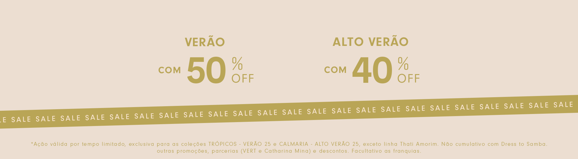 O banner tem um fundo bege claro e apresenta promoções de verão com destaque em letras douradas. O texto anuncia: "TODO VERÃO COM 50% OFF, TODO ALTO VERÃO COM 40% OFF e +10 EXTRA A PARTIR DA 3ª PEÇA**". Na parte inferior, há uma faixa dourada com a palavra "SALE" repetida várias vezes. Abaixo, em letras pequenas, estão as condições da promoção, indicando que é válida por tempo limitado, exclusiva para coleções específicas, não cumulativa com outras promoções, e que os descontos são aplicados diretamente no carrinho.