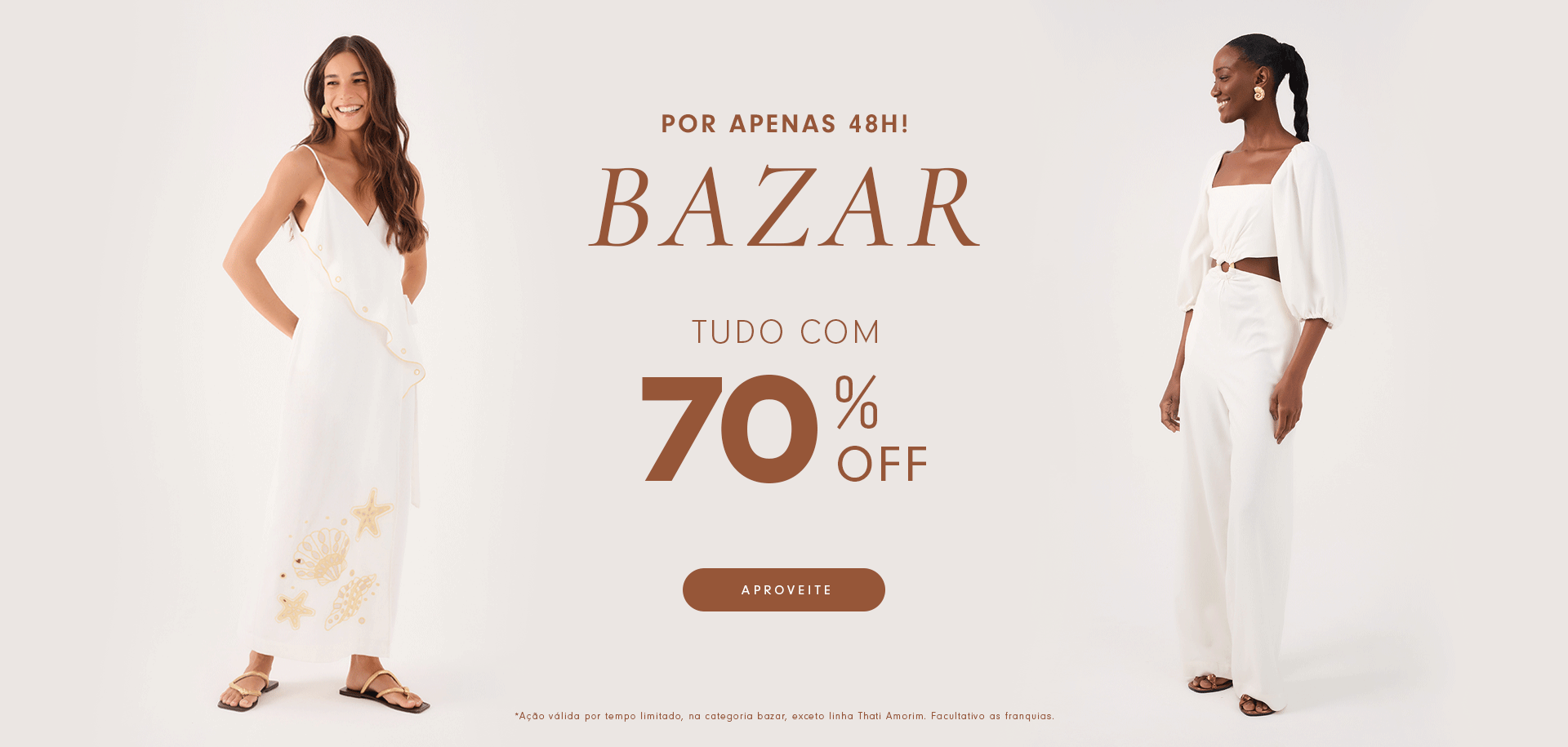 Banner promocional de moda feminina anunciando bazar com até 70% de desconto por 48 horas. Duas modelos usam looks brancos elegantes. Texto: 'Por apenas 48h! Bazar - Tudo com 70% OFF'. Botão: 'Aproveite