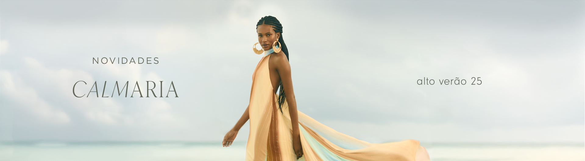 Na imagem temos uma modelo negra usando tranças e posando para a foto na praia com uma peça desejo da nova coleção de alto verão 25 da Dress To, o vestido de um ombro só da estampa lençóis, a peça possui um caimento fluído e leve, com uma estampa que transmite a energia dos lençóis maranhenses, com as cores verde água e laranja formando ondas ao longo do vestido. No texto da imagem temos "Novidades para você" no centro superior da imagem e logo abaixo "Desejos da semana" com uma letra maior e uma tipografia na cor cinza.