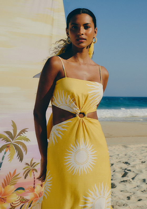 Modelo na praia com vestido recorte vazado lateral com alça fina, coleção praia à vista