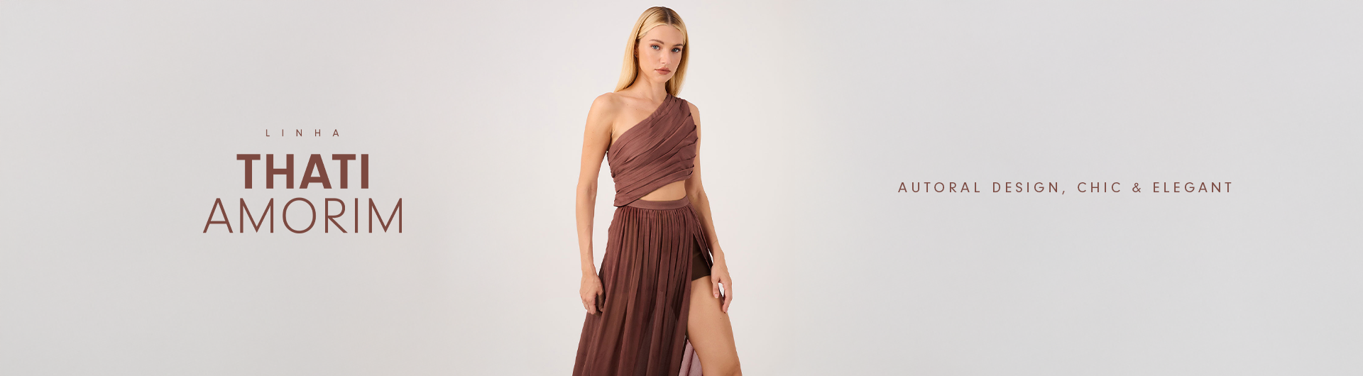 Banner promocional com fundo bege anunciando descontos na linha "Thati Amorim". O texto central diz "LINHA THATI AMORIM com 30% OFF" em uma tipografia elegante. Na parte inferior, uma faixa contínua com a palavra "SALE" repetida várias vezes. Pequenas letras no rodapé explicam que a promoção é válida por tempo limitado e exclusiva para essa linha, sem acumular com outras promoções ou descontos.