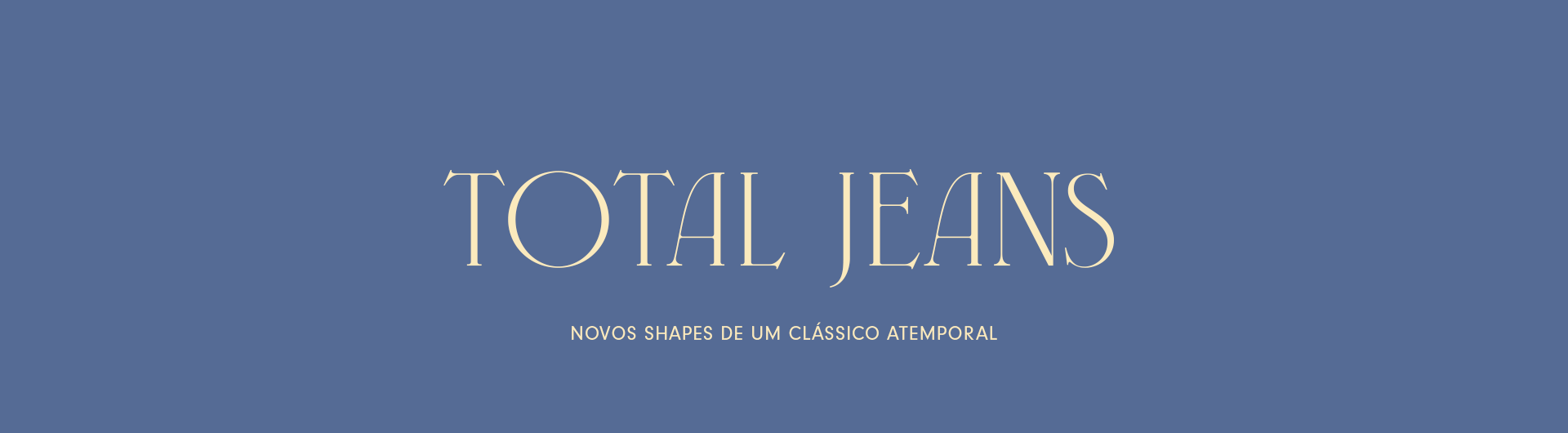 Banner da coleção de Jeans da Dress To, com imagem em fundo azul em tom escuro com a frase no centro "TOTAL JEANS" e logo abaixo "Novos shapes de um clássico atemporal" na  areia bem claro. Destacando a coleção de jeans do lançamento Refúgio verão 26, com peças all jeans para explorar diferentes lugares e momentos com conforto, elegância e qualidade.