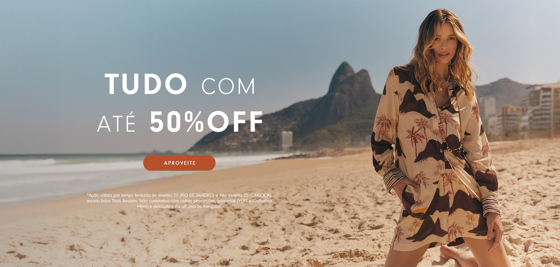Banner de promoção com modelo na praia usando vestido estampado e texto "TUDO COM ATÉ 50% OFF". Campanha válida no Inverno 25, exceto produtos parceiros e linha Thati Amorim.