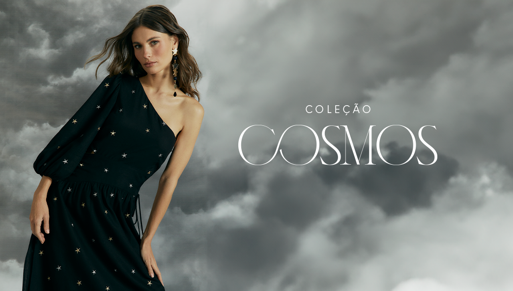 Modelo morena usando vestido preto com bordado de estrelas, em cenário com fundo de nuvens carregadas, no banner da coleção Cosmos, da Dress To.