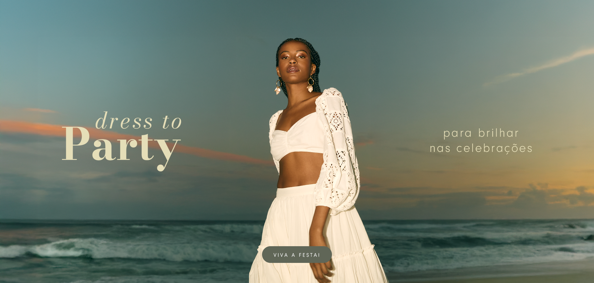 modelo negra com tranças na praia, usando brincos de conchas, conjunto branco de top e saia. No imagem comunica sobre a linha festa intitulada "Dress to Party". Possui texto "Para brilhar nas celebrações" e botão cinza com letras brancas "viva a festa".