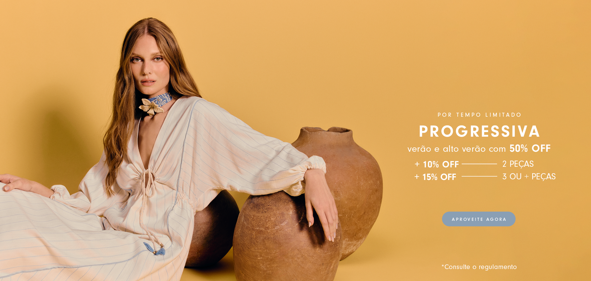 imagem com fundo amarelo com modelo loira posando no lado esquerdo encostada em vasos. Usando colar lenço com flor e vestido com amarração. Do lado direito do banner tem texto branco "progressiva por tempo limitado, verão e alto verão +10% off -2 peças e +15% off - 3 ou + peças".