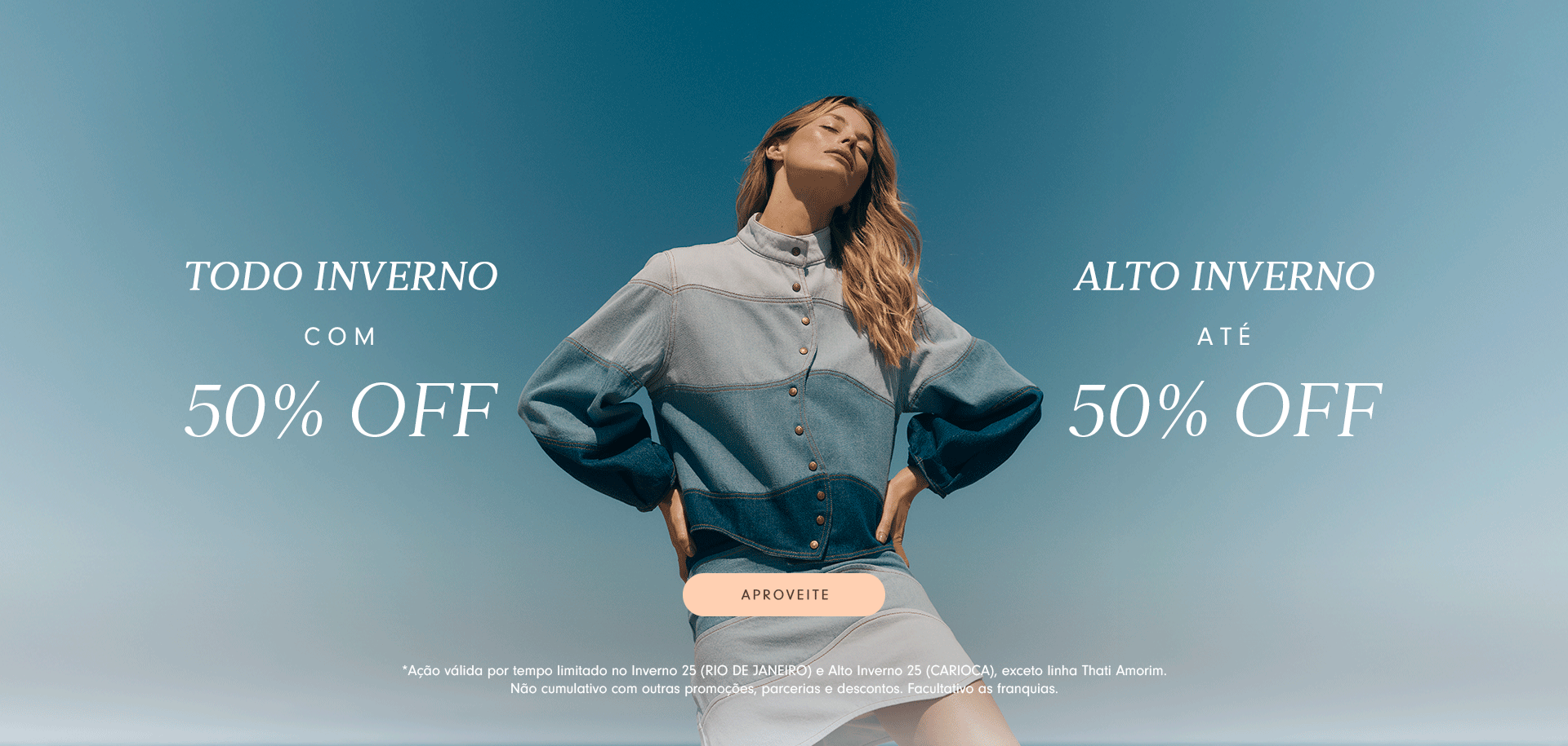 Banner de moda com modelo usando jaqueta jeans clara em fundo azul degradê. À esquerda, o texto: 'Todo inverno com 50% OFF'. À direita: 'Alto inverno até 50% OFF'. Botão central escrito 'Aproveite'. Rodapé com condições da promoção, exceto para linha Thati Amorim