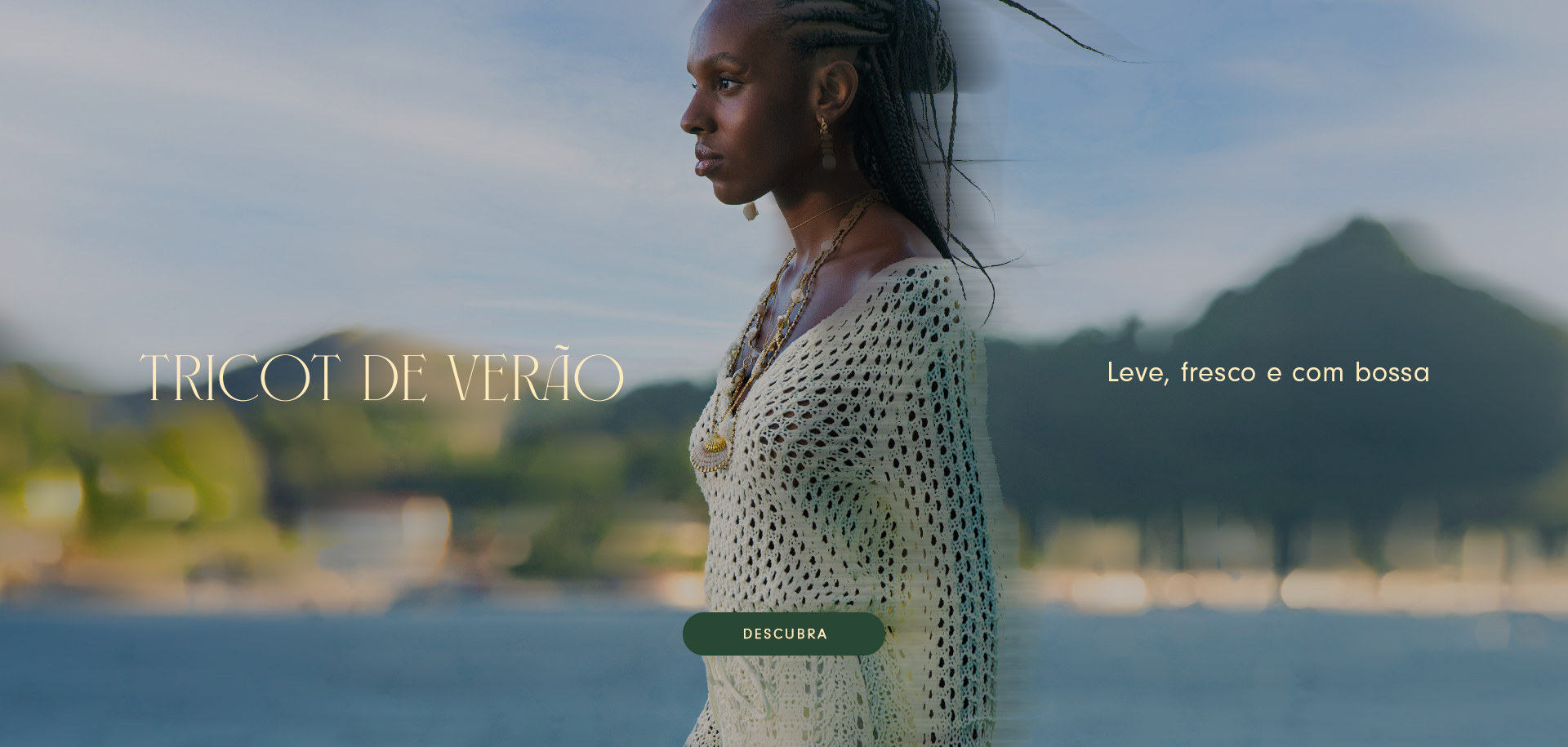 Modelo negra usando tricot branco da Dress To e acessórios de concha, olhando para o lado com o Rio de Janeiro ao fundo. À direita da imagem, a frase: 'leve, fresco e com bossa