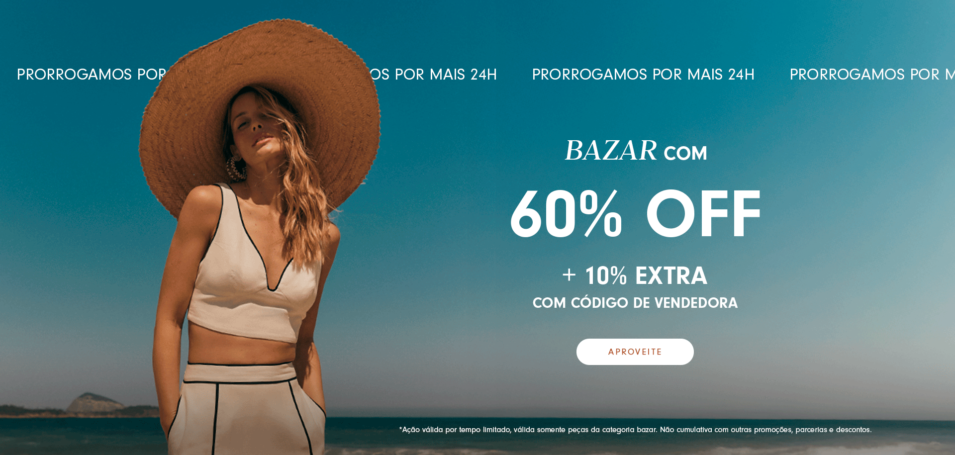 Banner Dress To: modelo com chapéu de palha e conjunto bege com detalhes em preto na praia, com chamada de promoção Bazar 60% OFF + 10% extra com código de vendedora.