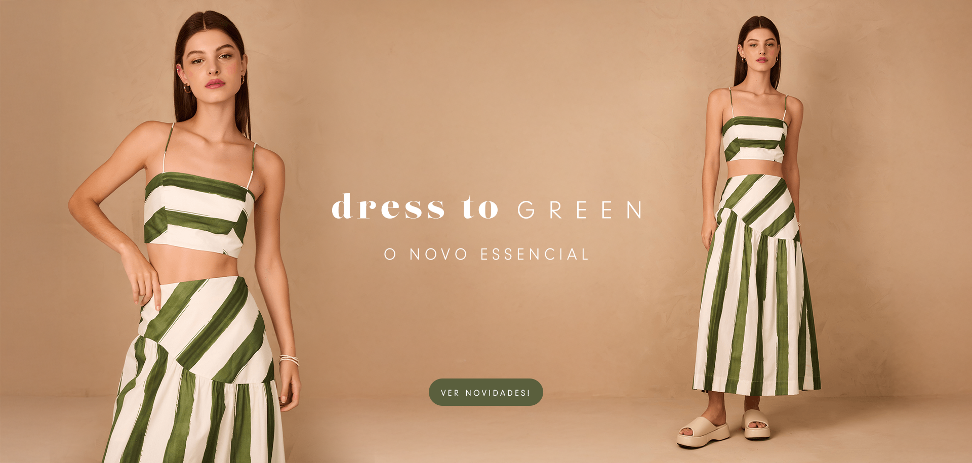Mulher usando conjunto listrado verde e branco da coleção 'Dress to Green' em fundo bege. O look é composto por top cropped e saia longa, com estética leve e natural. Texto na imagem: 'dress to GREEN - O NOVO ESSENCIAL'. Botão: 'Ver novidades'.