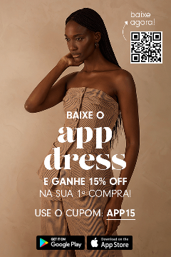 Modelo morena de cabelo curto, usando peça estampada da coleção de outono inverno 25, no fundo tom bege e na imagem um texto "App Dress" na cor branca e QR code na parte direta superior.