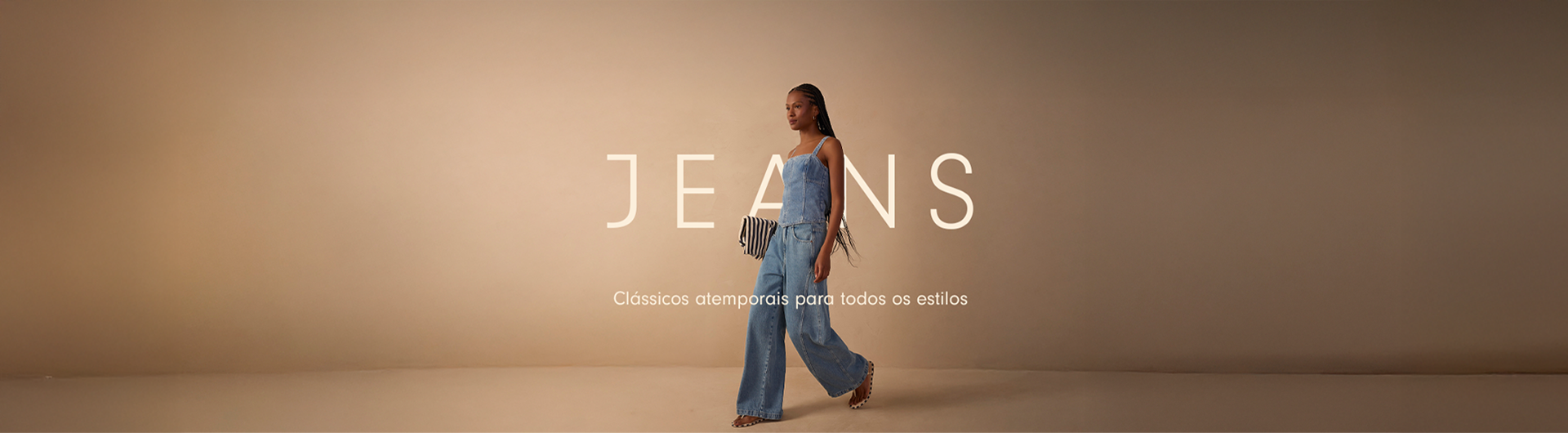 Banner com imagem azul e texto com letras na cor branca: Novos jeans - clássicos atemporais para todos os estilos